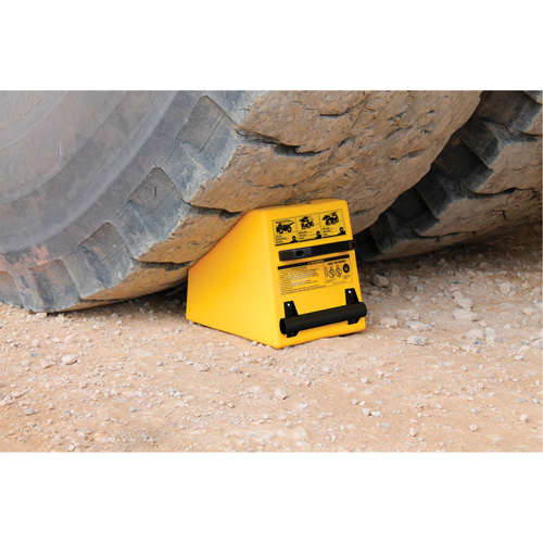Cale de roue ultra-robuste pour l'exploitation mini&egrave;re Checkers Safety, PEHD, Jaune, 14-1/2" la x 17-1/2" p x 16" h NTL Industrial