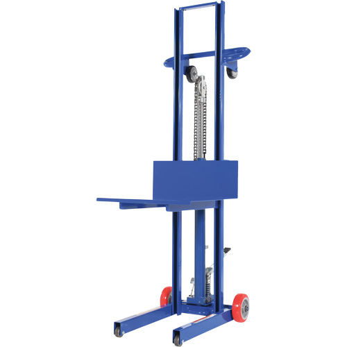Gerbeur hydraulique &agrave; plateforme, M&eacute;canisme Pompe au pied, Capacit&eacute; de 400 lb, Levage max de 51-1/8" NTL Industrial