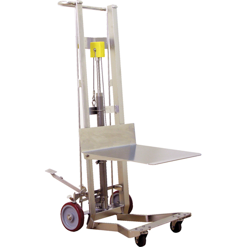 Gerbeur hydraulique &agrave; plateforme, M&eacute;canisme Pompe au pied, Capacit&eacute; de 750 lb, Levage max de 54" NTL Industrial
