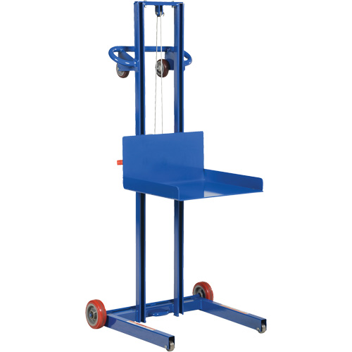 Plateforme &eacute;l&eacute;vatrice &agrave; profil bas pour charge l&eacute;g&egrave;re, M&eacute;canisme Treuil manuel, Capacit&eacute; de 400 lb, Levage max de 55" NTL Industrial