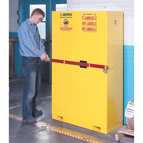 Armoire de rangement haute s&eacute;curit&eacute; avec barre en acier pour produits inflammables, 45 gal., 2 tablettes NTL Industrial