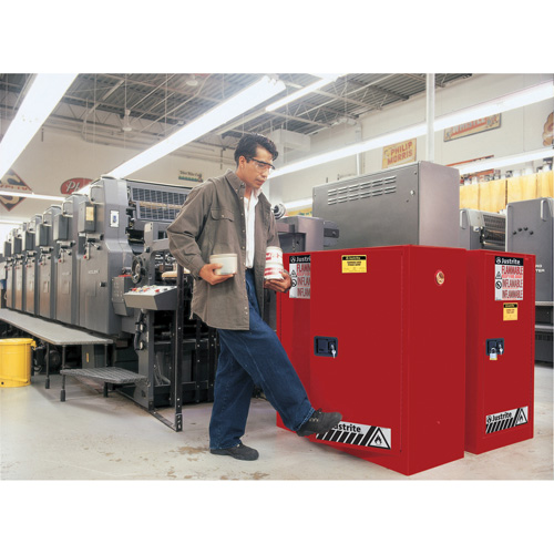 Armoire de s&eacute;curit&eacute; pour la peinture et les encres combustibles EX Sure-Grip, 40 gal., 3 tablettes NTL Industrial