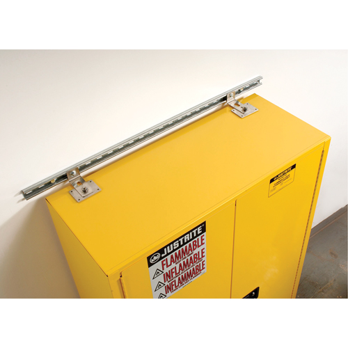 Attache de retenue contre les s&eacute;ismes pour armoire Sure-Grip Ex pour produits inflammables NTL Industrial