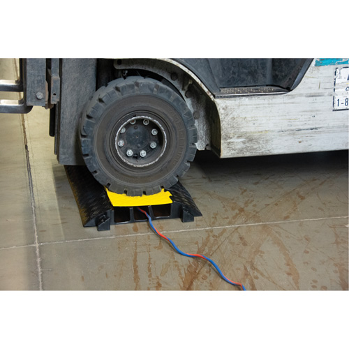 Protecteur de c&acirc;bles en polyur&eacute;thane, 3 canaux, 35,43" lo x 19,69" la x 3" h NTL Industrial