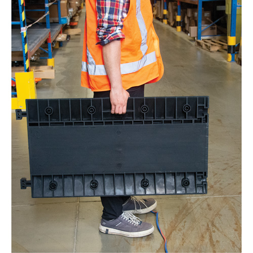 Protecteur de c&acirc;bles en polyur&eacute;thane, 3 canaux, 35,43" lo x 19,69" la x 3" h NTL Industrial