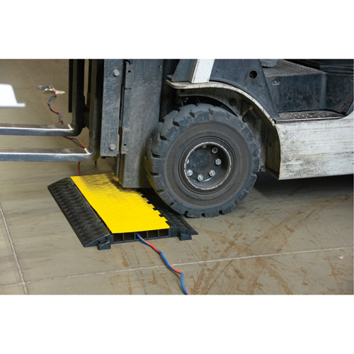 Protecteur de c&acirc;bles en polyur&eacute;thane, 5 canaux, 35,43" lo x 19,69" la x 2" h NTL Industrial