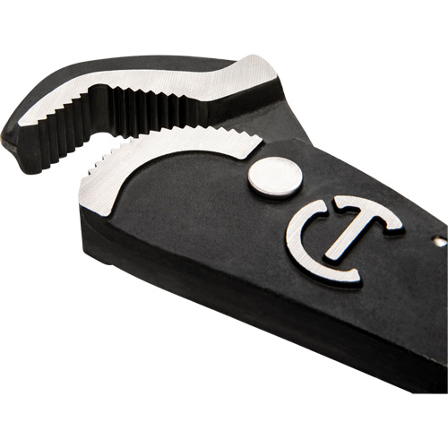 Cl&eacute; bimat&eacute;riau auto-ajustable pour tuyau, Cap des m&acirc;choires 1-1/2", Longueur 12", Fini Oxyde noir, Prise Coussin&eacute;e NTL Industrial