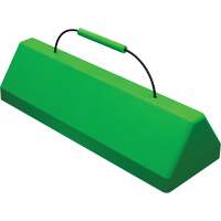 Cale de roue pour avion Checkers Safety SafeRay avec poign&eacute;e &agrave; c&acirc;ble, Ur&eacute;thane, Vert fluorescent, 24" la x 8" p x 6" h NTL Industrial