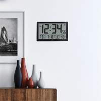 Horloge murale géante étroite à réglage automatique, Numérique, À piles, Blanc OR503 | NTL Industrial
