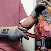 Gants r&eacute;sistants aux coupures 576, Taille 6/Petit, Calibre 13, Rev&ecirc;tement Mousse de nitrile, Enveloppe en PEHP, ANSI/ISEA 105 niveau 3/EN 388 niveau C NTL Industrial